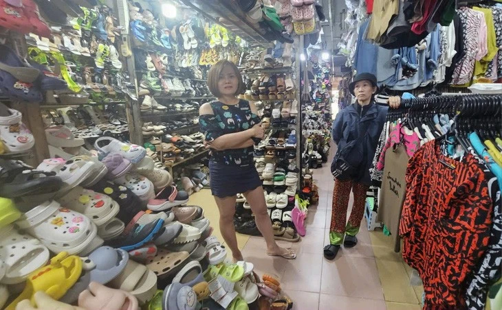 Một tiểu thương tại chợ Thủ Đức cho biết có thời điểm áp dụng "sale đồng giá" chỉ 10.000 - 15.000 đồng/đôi dép nhưng lượng khách mua vẫn không nhiều như kỳ vọng.