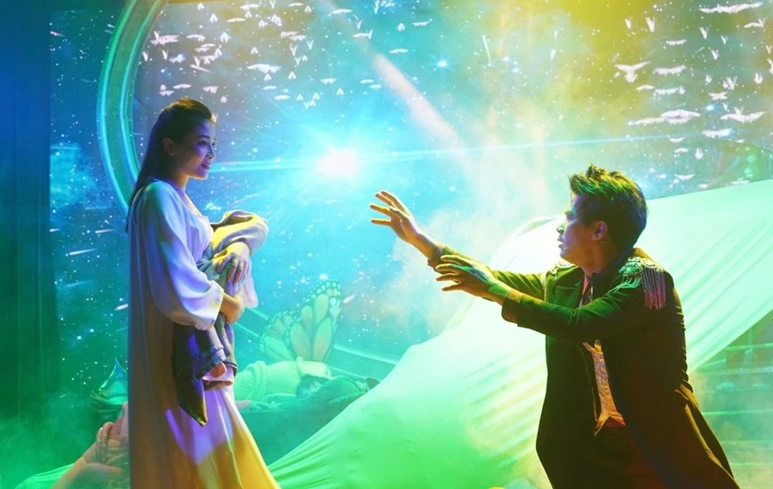 Cảnh trong vở cải lương “Cánh cửa khép hờ”.