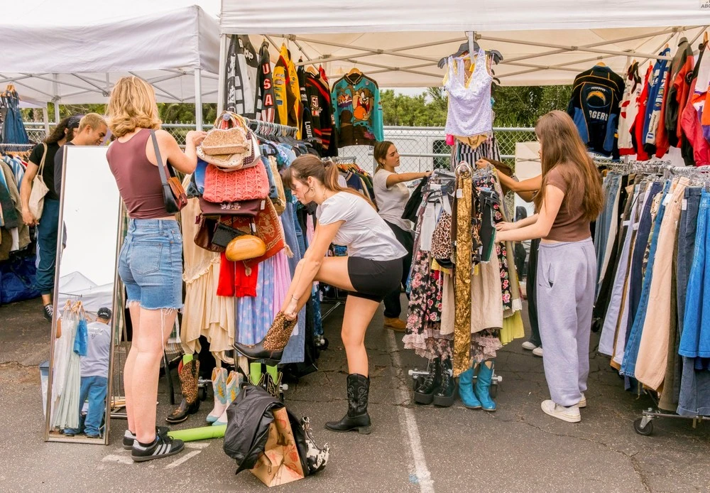 Những du khách thời thượng trở thành những “thợ săn” đồ si.