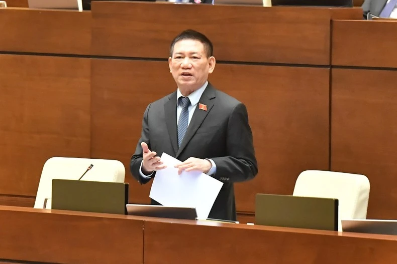 Phó Thủ tướng Chính phủ, Bộ trưởng Tài chính Hồ Đức Phớc giải trình, làm rõ một số vấn đề đại biểu Quốc hội nêu.