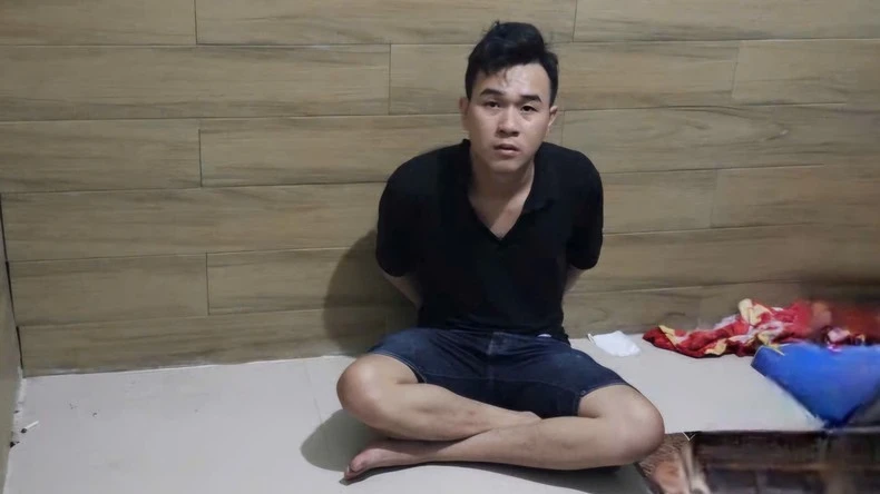 Một đối tượng tham gia đường dây bị Công an bắt quả tang.