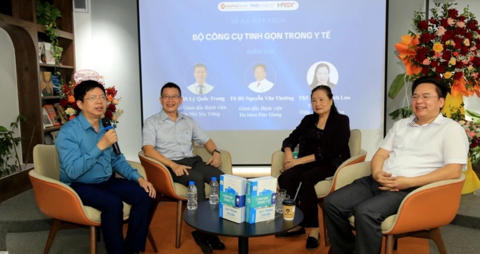 Các diễn giả ngành y tế tại buổi ra mắt và tọa đàm bộ sách "Bộ công cụ tinh gọn trong y tế". 3-9580.jpg