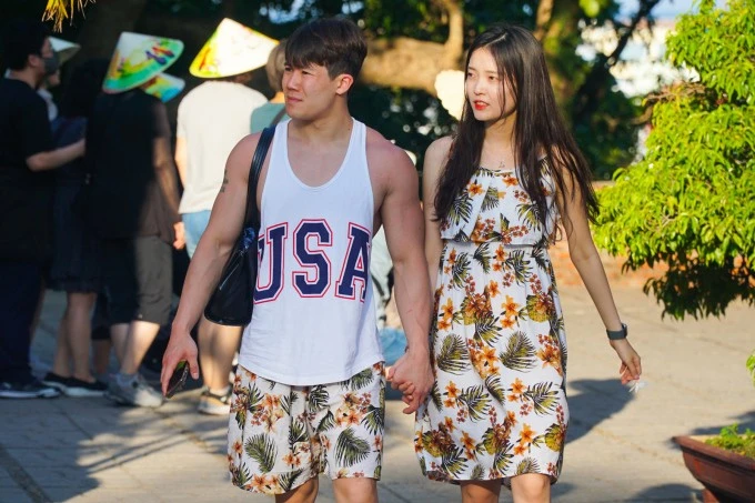 Du khách Hàn Quốc tại TP Nha Trang, Khánh Hoà, năm 2023.