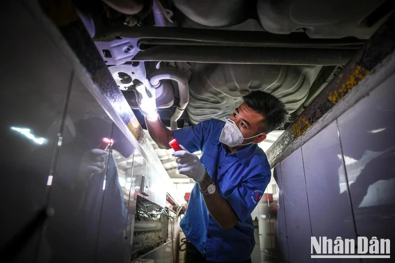 Kiểm định viên tiến hành kiểm định xe tại Hà Nội.