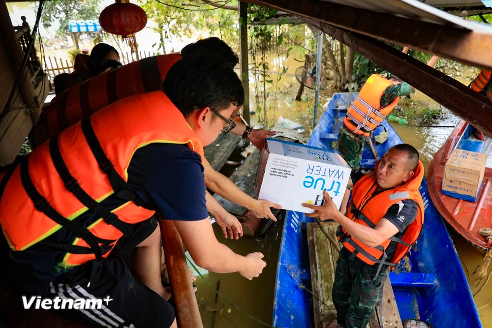 Trao tặng nước tinh khiết cho bà con vùng lũ.