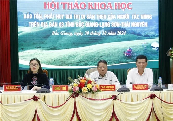 Các đại biểu chủ trì hội thảo.