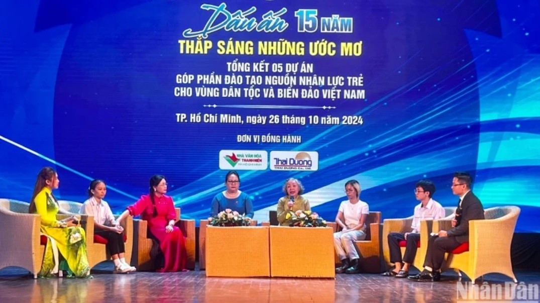 Các đại biểu và học sinh, sinh viên thụ hưởng Quỹ Vừ A Dính trao đổi tại chương trình. 12-435-3650.jpg
