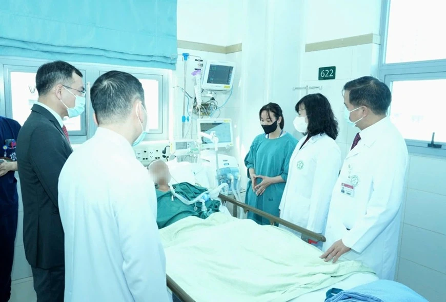 Bộ trưởng Bộ Y tế Đào Hồng Lan thăm hỏi, động viên gia đình bệnh nhân Thảo Ng.