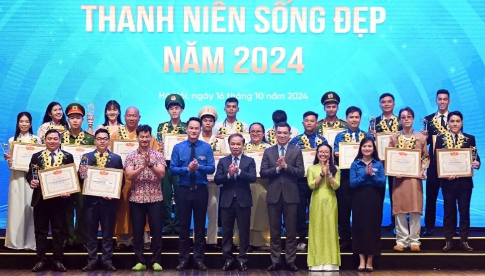 Đại diện Ban tổ chức và các đơn vị liên quan trao giải thưởng "Thanh niên sống đẹp" năm 2024 tặng các cá nhân tiêu biểu. 2-9122.jpg