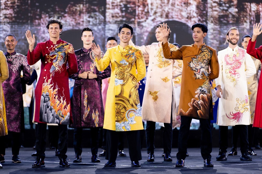 Dàn thí sinh Mr World trình diễn áo dài dân tộc Việt Nam trên sân khấu chung kết. Dàn thí sinh Mr World trình diễn áo dài dân tộc Việt Nam trên sân khấu chung kết.