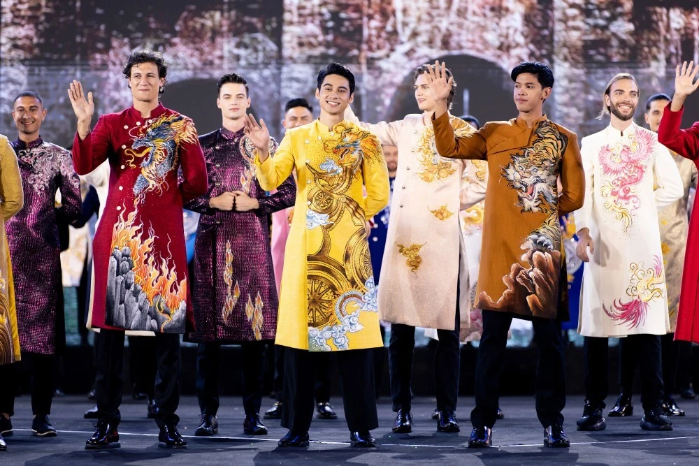 Dàn thí sinh Mr World trình diễn áo dài dân tộc Việt Nam trên sân khấu chung kết.