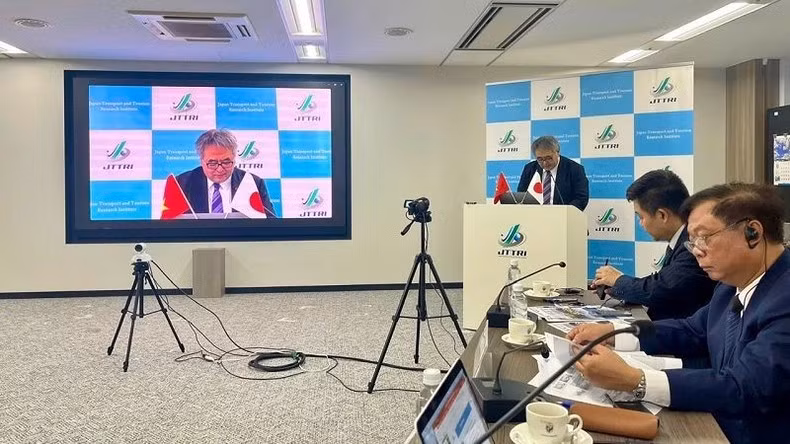 Các đại biểu chia sẻ, đề xuất các giải pháp để bảo tồn, phát huy các giá trị di sản văn hóa trong phát triển du lịch.