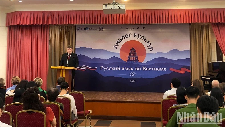 Ông Murashkin Vladimir Vladimirovich, Giám đốc Trung tâm Văn hóa và Khoa học Nga tại Hà Nội phát biểu khai mạc chương trình.