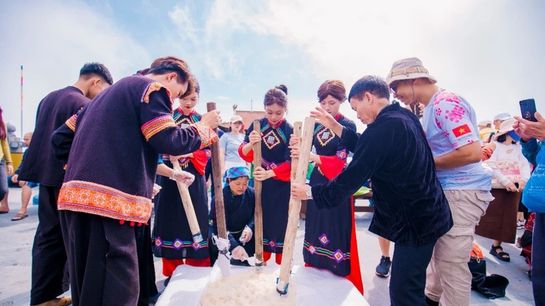 Hoạt động giã bánh giầy thu hút nhiều khách du lịch tham gia.