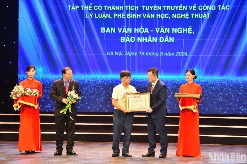 Ban Văn hóa-Văn nghệ, Báo Nhân Dân được trao thưởng vì những đóng góp cho hoạt động lý luận, phê bình văn học, nghệ thuật năm 2023.
