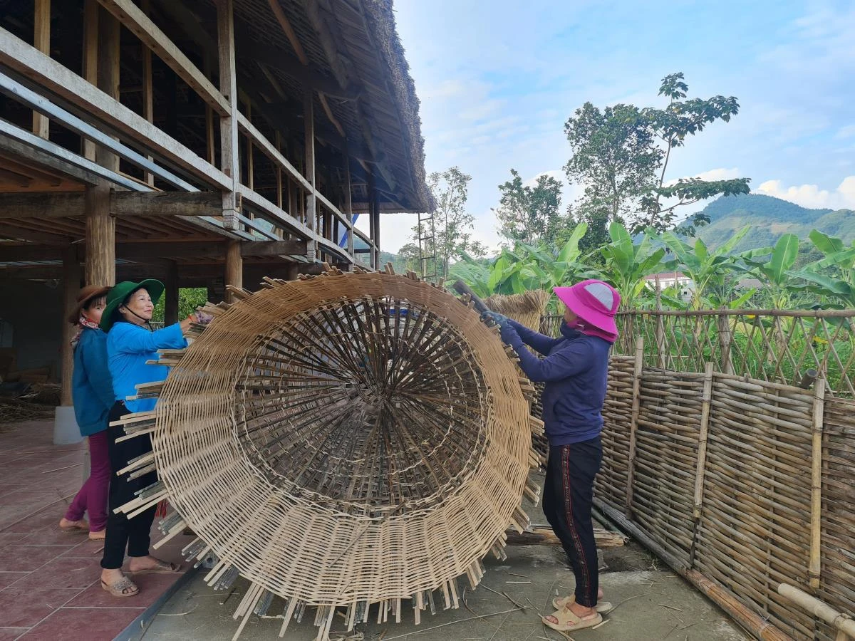 Khôi phục nghề đan lát truyền thống của người Tày gắn với phát triển du lịch.