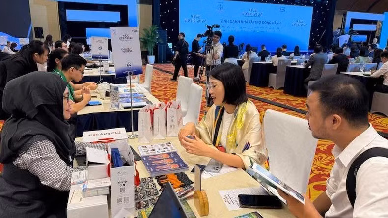 Khách tham quan tìm hiểu về Malaysia tại Triển lãm Du lịch MICE.