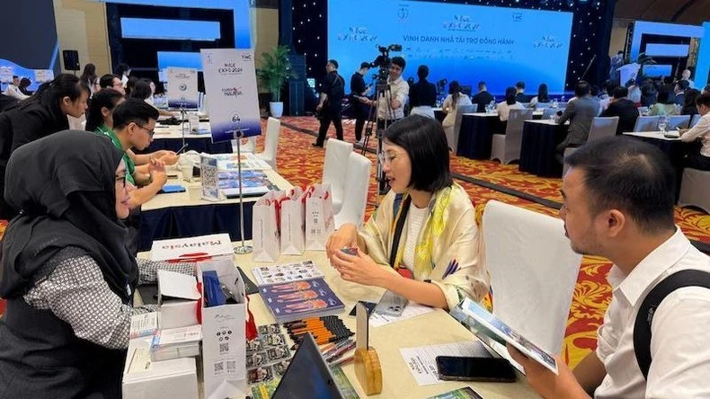 Khách tham quan tìm hiểu về Malaysia tại Triển lãm Du lịch MICE.