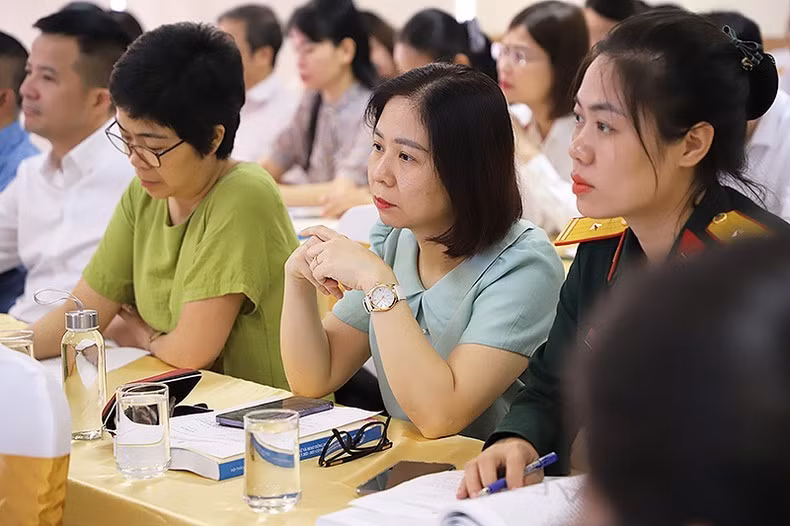 Các đại biểu lắng nghe tham luận.