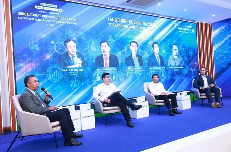 Các diễn giả tham gia thảo luận.