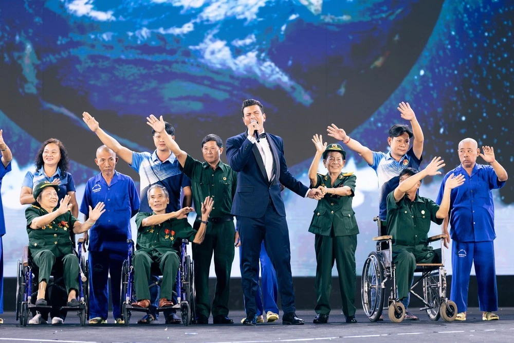 Màn biểu diễn đầy xúc động đã lan tỏa hình ảnh đẹp về người lính Việt Nam yêu chuộng hòa bình ra với thế giới.