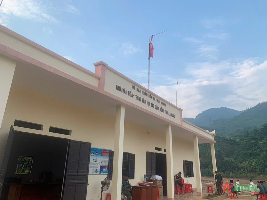 Cờ rủ tại Nhà văn hóa - Trung tâm học tập cộng đồng thôn Làng Nủ.