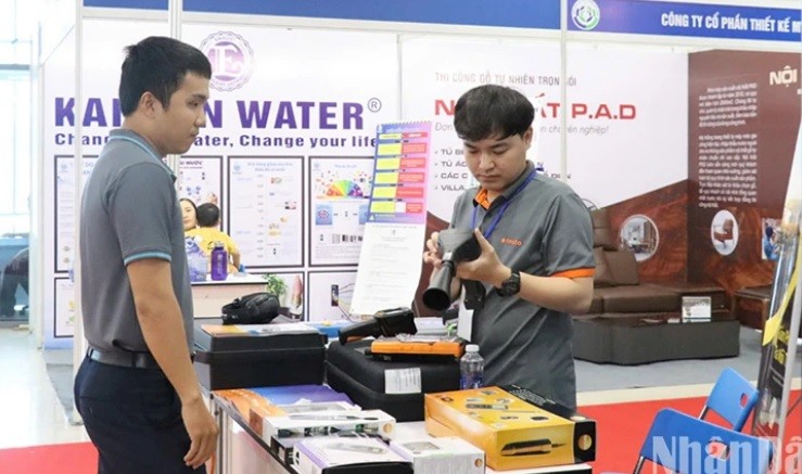 Triển lãm sản phẩm, thiết bị hỗ trợ và giải pháp tiết kiệm năng lượng trong khuôn khổ Hội nghị. 1.jpg