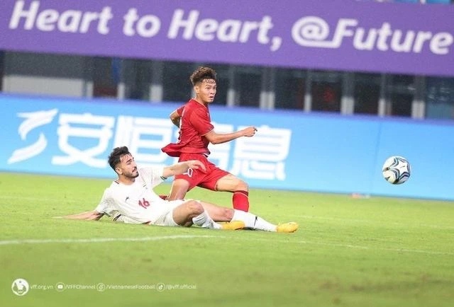 Bùi Vĩ Hào (phải) là nhân tố chất lượng cao trong đội hình U22 Việt Nam dưới thời HLV Kim Sang-sik.