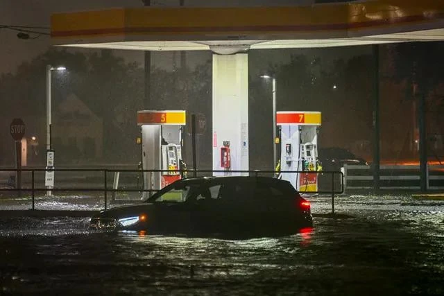 Mưa xối xả khiến đường phố tại Brandon, Florida nhanh chóng chìm trong biển nước.