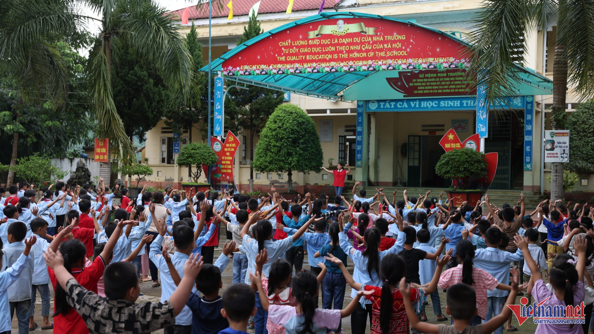Các học sinh từ điểm trường Làng Nủ từng bước hoà nhập với học sinh ở điểm trường chính. 18.jpg
