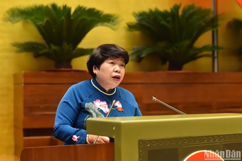 Chủ nhiệm Ủy ban Xã hội của Quốc hội Nguyễn Thúy Anh trình bày Báo cáo thẩm tra dự án Luật.