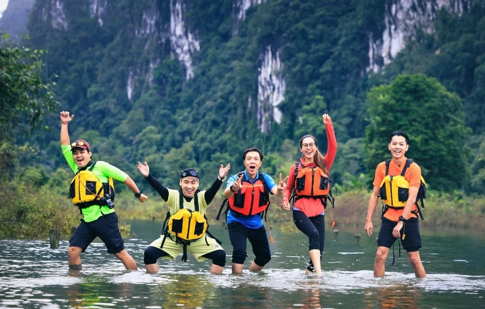 Du khách khởi động hành trình trải nghiệm hệ thống hang động ở Phong Nha-Kẻ Bàng.