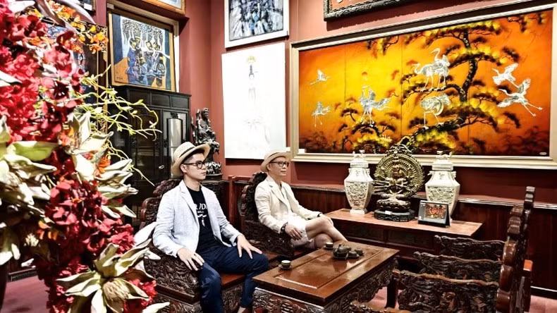 Sự kết hợp giữa trà và tranh giúp con người sống chậm và có chiều sâu hơn.