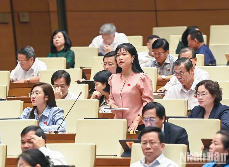 Đại biểu Tạ Thị Yên (đoàn Điện Biên) nêu câu hỏi chất vấn Bộ trưởng Thông tin và Truyền thông Nguyễn Mạnh Hùng.