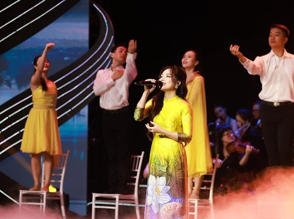 Ca sĩ Mai Diệu Ly biểu diễn trong chương trình.