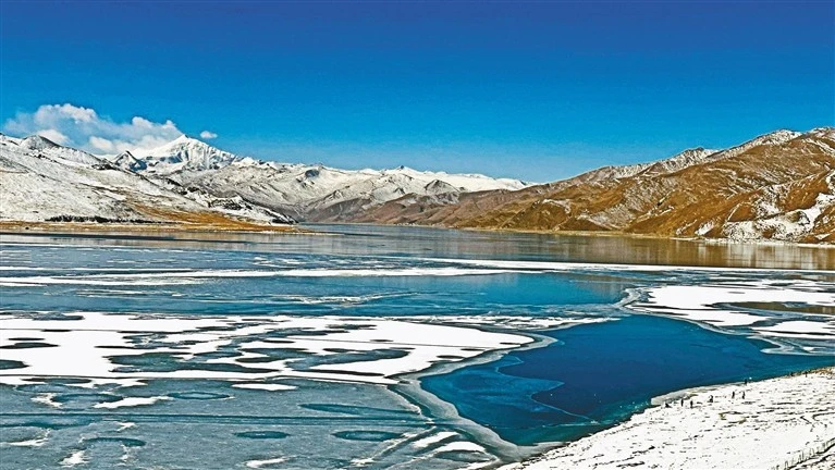 Vẻ đẹp thơ mộng của hồ Yamdrok. Nguồn ảnh |Báo Tây Tạng điện tử xzxw.com