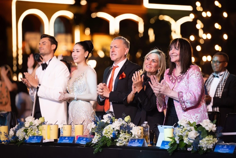 Chủ tịch Mr World, giám khảo và toàn bộ khán giả đã xúc động và đồng loạt đứng lên để cùng tri ân những người lính cụ Hồ.