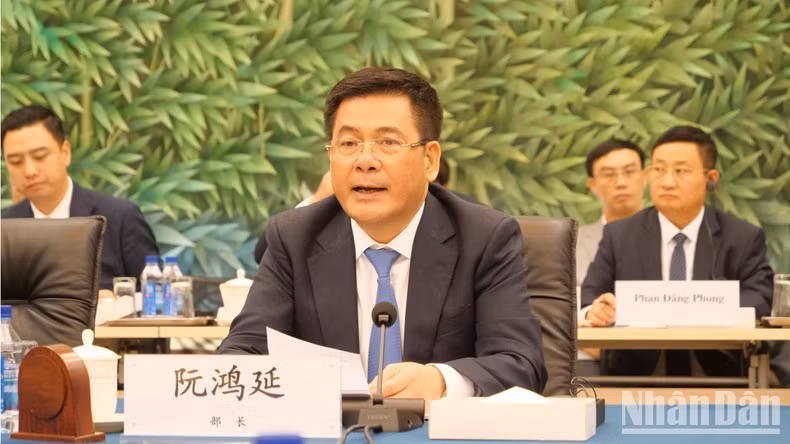 Bộ trưởng Nguyễn Hồng Diên phát biểu tại kỳ họp.