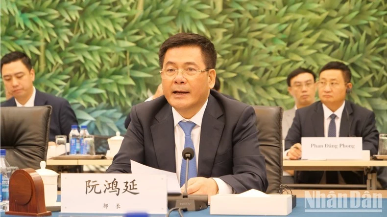 Bộ trưởng Nguyễn Hồng Diên phát biểu tại kỳ họp.