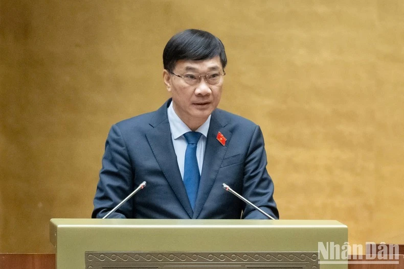 Chủ nhiệm Ủy ban kinh tế Vũ Hồng Thanh trình bày trước Quốc hội báo cáo tiếp thu, giải trình, chỉnh lý dự thảo Luật Quy hoạch đô thị và nông thôn.