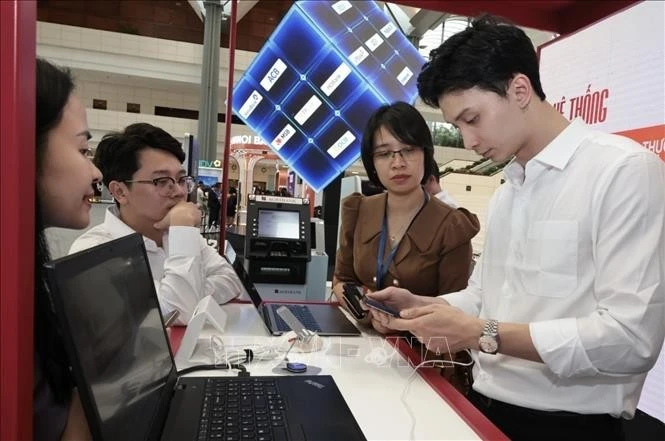 Hướng dẫn khách hàng làm sử dụng ngân hàng online. (Ảnh minh họa)