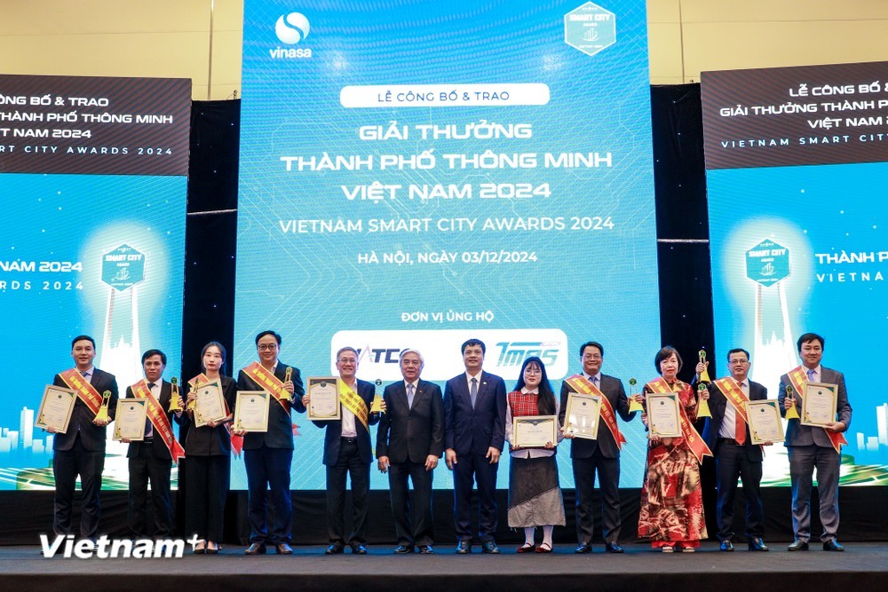 Đại diện các tỉnh thành phố nhận Giải thưởng Thành phố thông minh Việt Nam 2024. Đại diện các tỉnh thành phố nhận Giải thưởng Thành phố thông minh Việt Nam 2024.