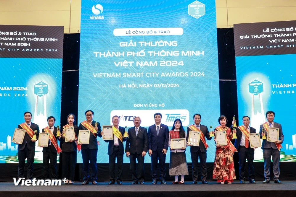 Đại diện các tỉnh thành phố nhận Giải thưởng Thành phố thông minh Việt Nam 2024.