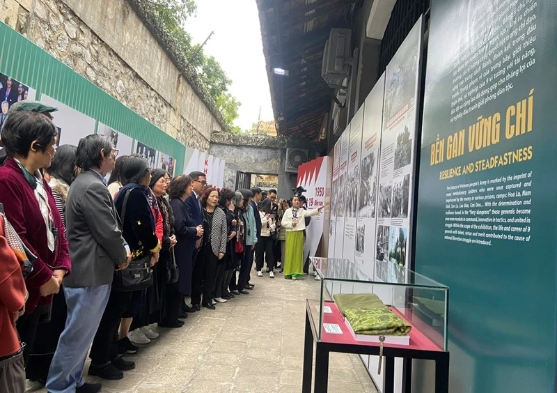 Các đại biểu tham quan trưng bày.