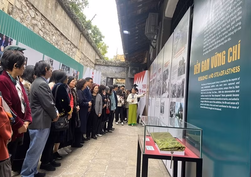 Các đại biểu tham quan trưng bày.