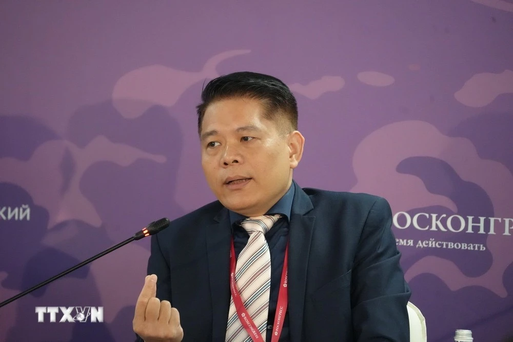 Phó Giáo sư - Tiến sỹ Bùi Thành Nam, Phó Chủ tịch Hội đồng trường Đại học Khoa học Xã hội và Nhân văn, Đại học Quốc gia Hà Nội trình bày tham luận.