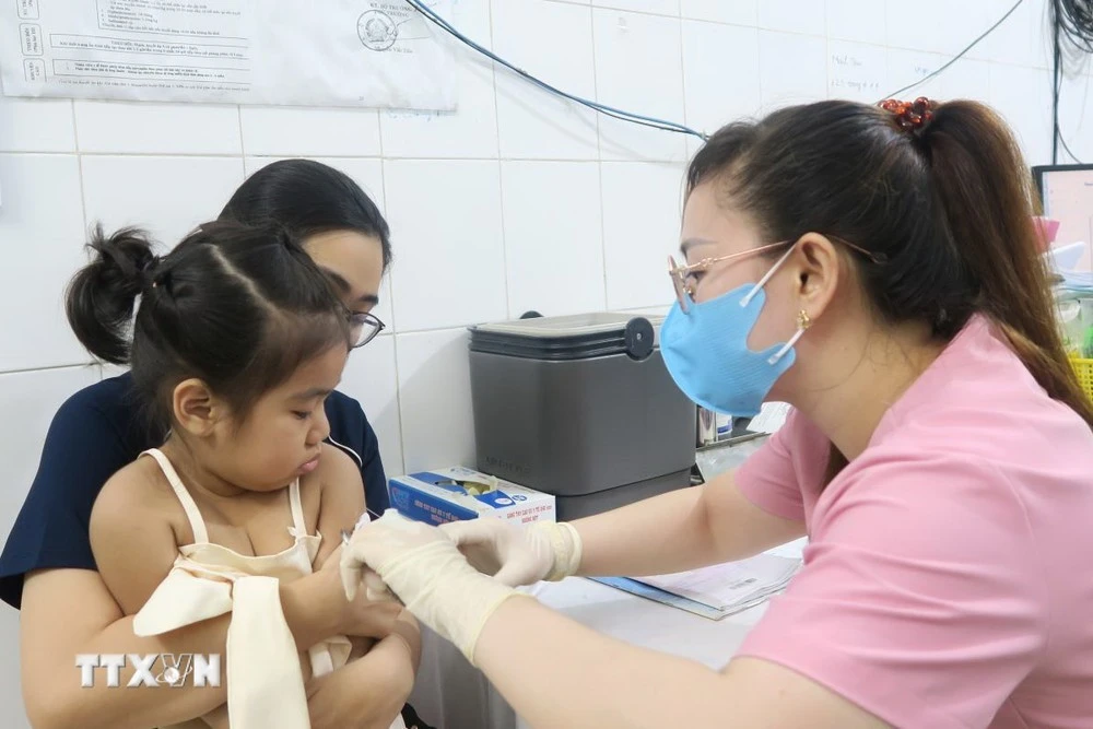 Nhân viên trạm Y tế Phường 6, Quận 8 tiêm vaccine phòng sởi cho trẻ.