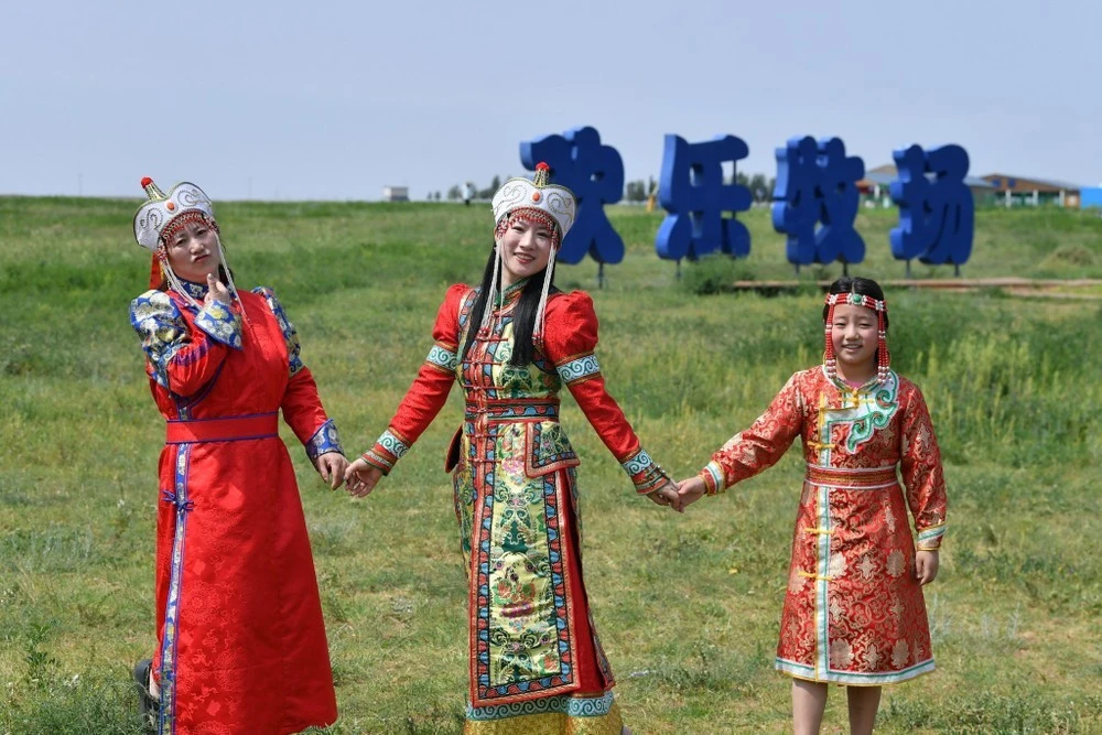 Du khách thích thú trải nghiệm trên thảo nguyên ở Nội Mông.