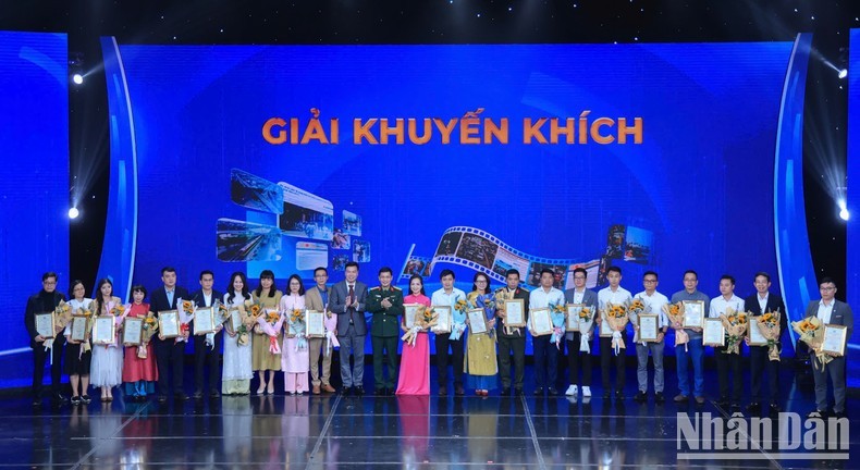 Các tác giả/nhóm tác giả đạt giải Khuyến khích.