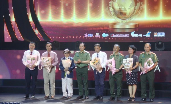 Thứ trưởng Lê Văn Tuyến tặng hoa cho các thành viên Ban giám khảo Liên hoan.